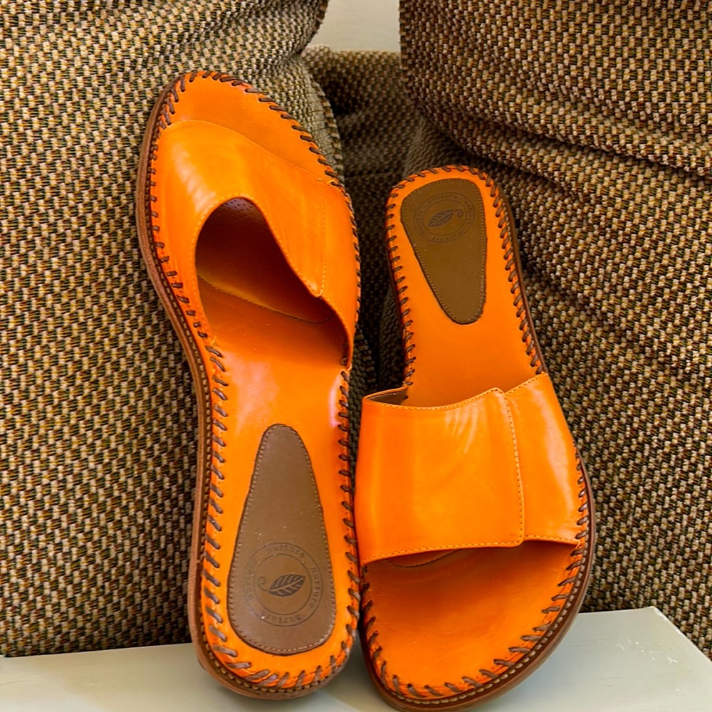 Good looking beautiful orange slipons. Looks great with almost any color!!!